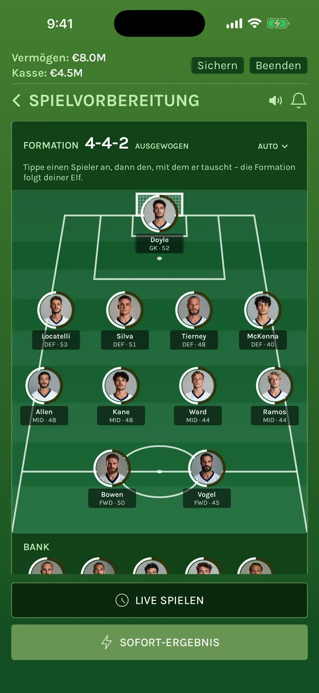 Spielvorbereitung mit einem 4-4-2 auf dem Spielfeld, Spielerporträts mit Stärkewerten und den Schaltflächen Live spielen und Sofort-Ergebnis