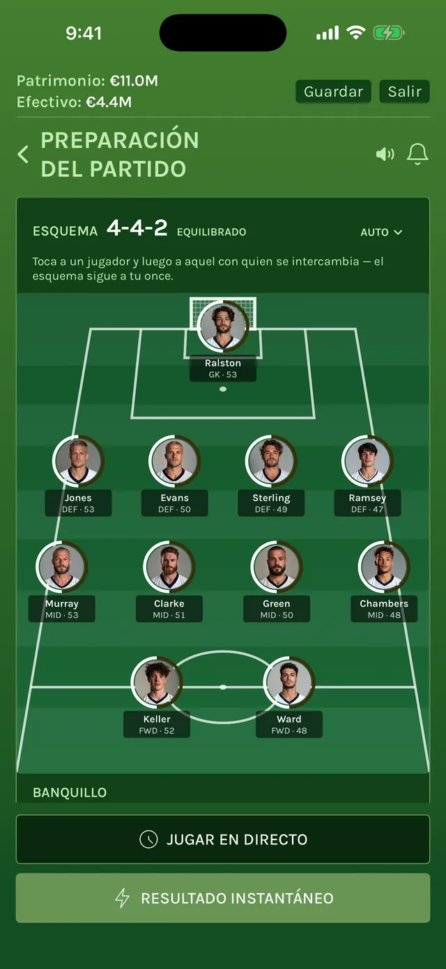 Preparación del partido con un 4-4-2 en el campo, retratos y valoraciones de los jugadores, y los botones Jugar en directo y Resultado instantáneo