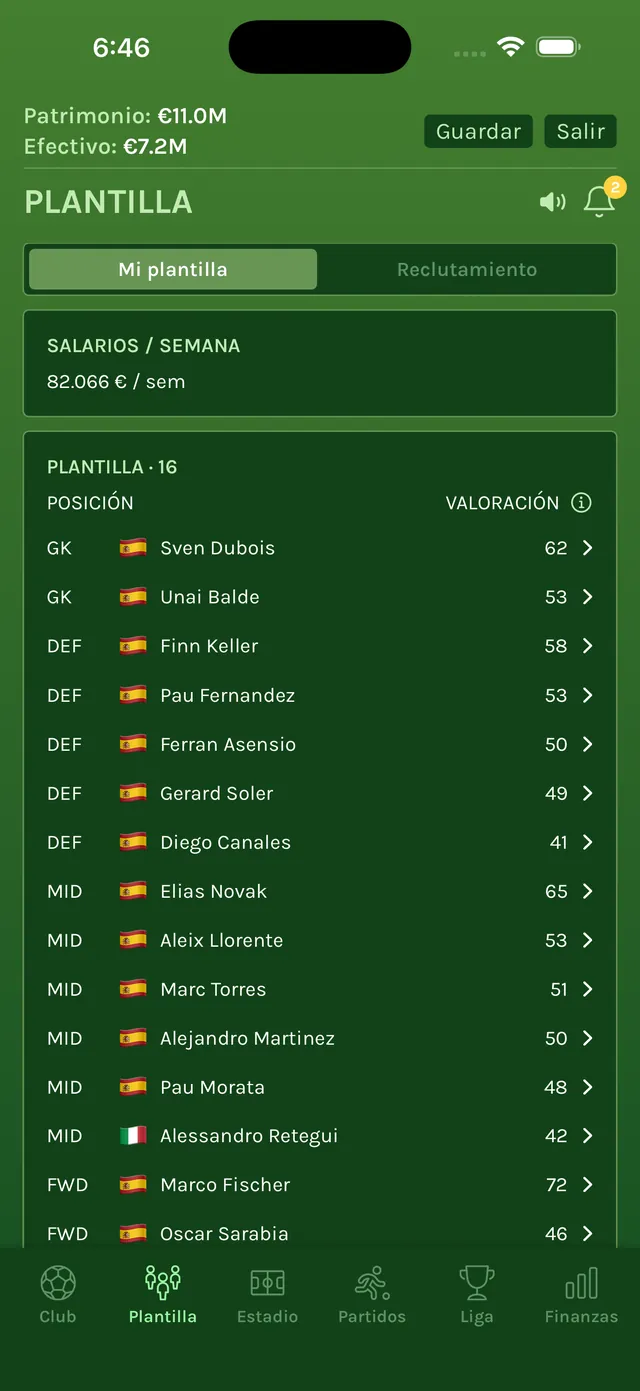 Pantalla de plantilla con 16 jugadores por posición, sus banderas y valoraciones, y la masa salarial semanal