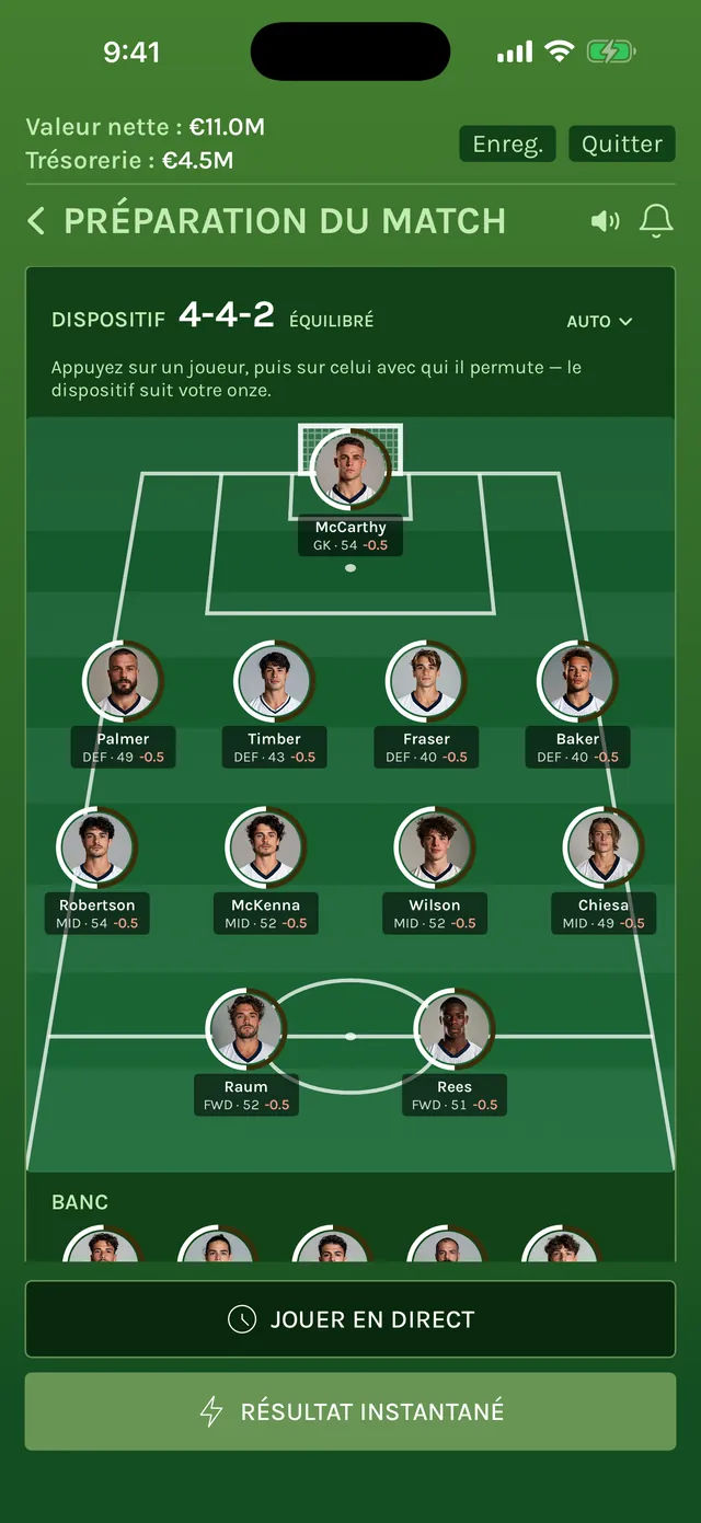 Préparation du match avec un 4-4-2 sur le terrain, les portraits et les notes des joueurs, et les boutons Jouer en direct et Résultat instantané