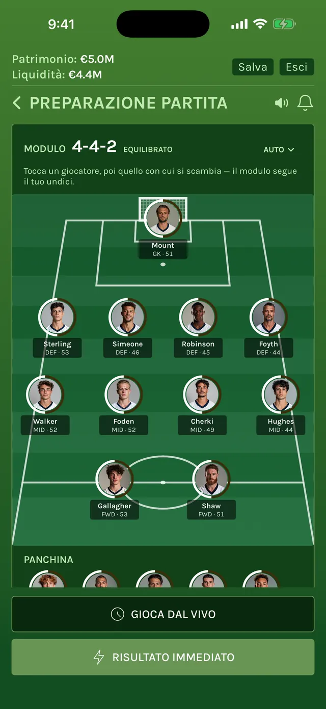 Preparazione partita con un 4-4-2 in campo, i ritratti e le valutazioni dei giocatori, la panchina e i pulsanti Gioca dal vivo e Risultato immediato