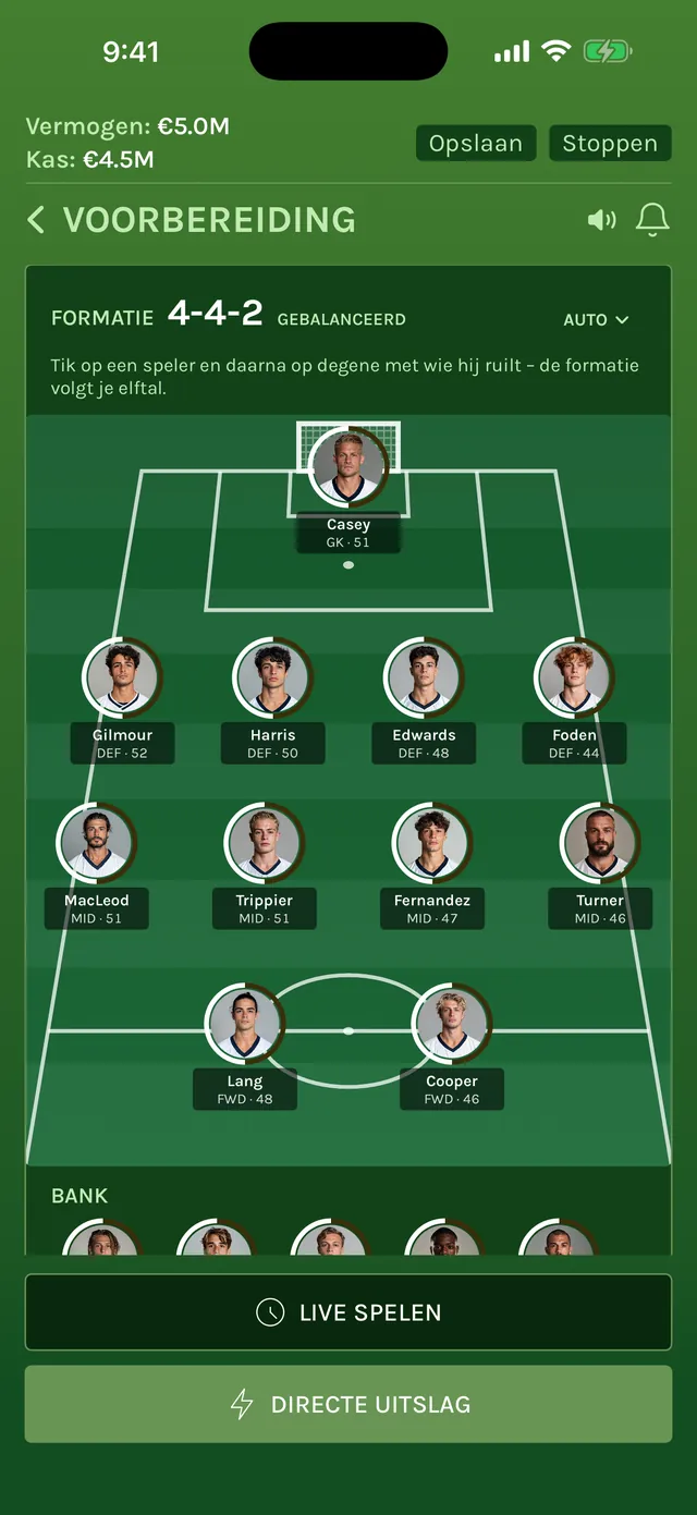 Voorbereiding met een 4-4-2 op het veld, spelersportretten met ratings en de knoppen Live spelen en Directe uitslag