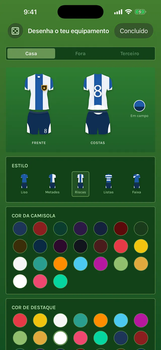 Editor de equipamentos com uma camisola principal às riscas azuis e brancas, de frente e de costas, e a escolha de estilo e de cores