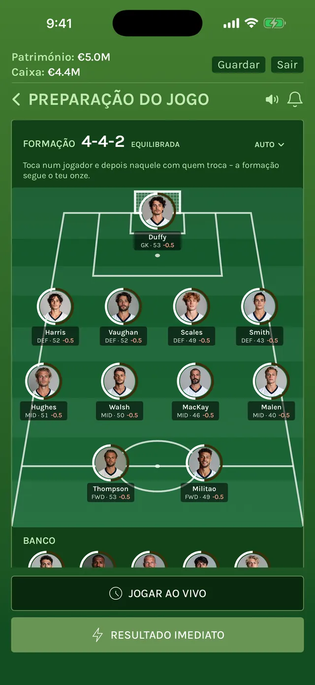 Preparação do jogo com um 4-4-2 no relvado, as fotos e avaliações dos jogadores e os botões Jogar ao vivo e Resultado imediato
